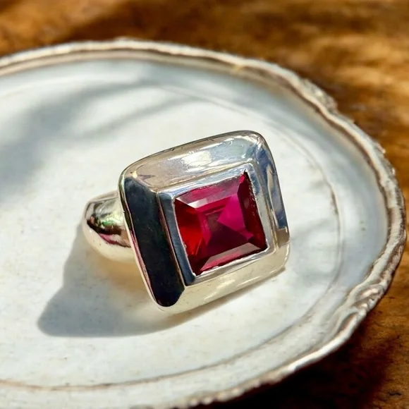 Vintage Signed Ruby Sterling Silver Ring (6.5/9g) - Picture 11 of 15